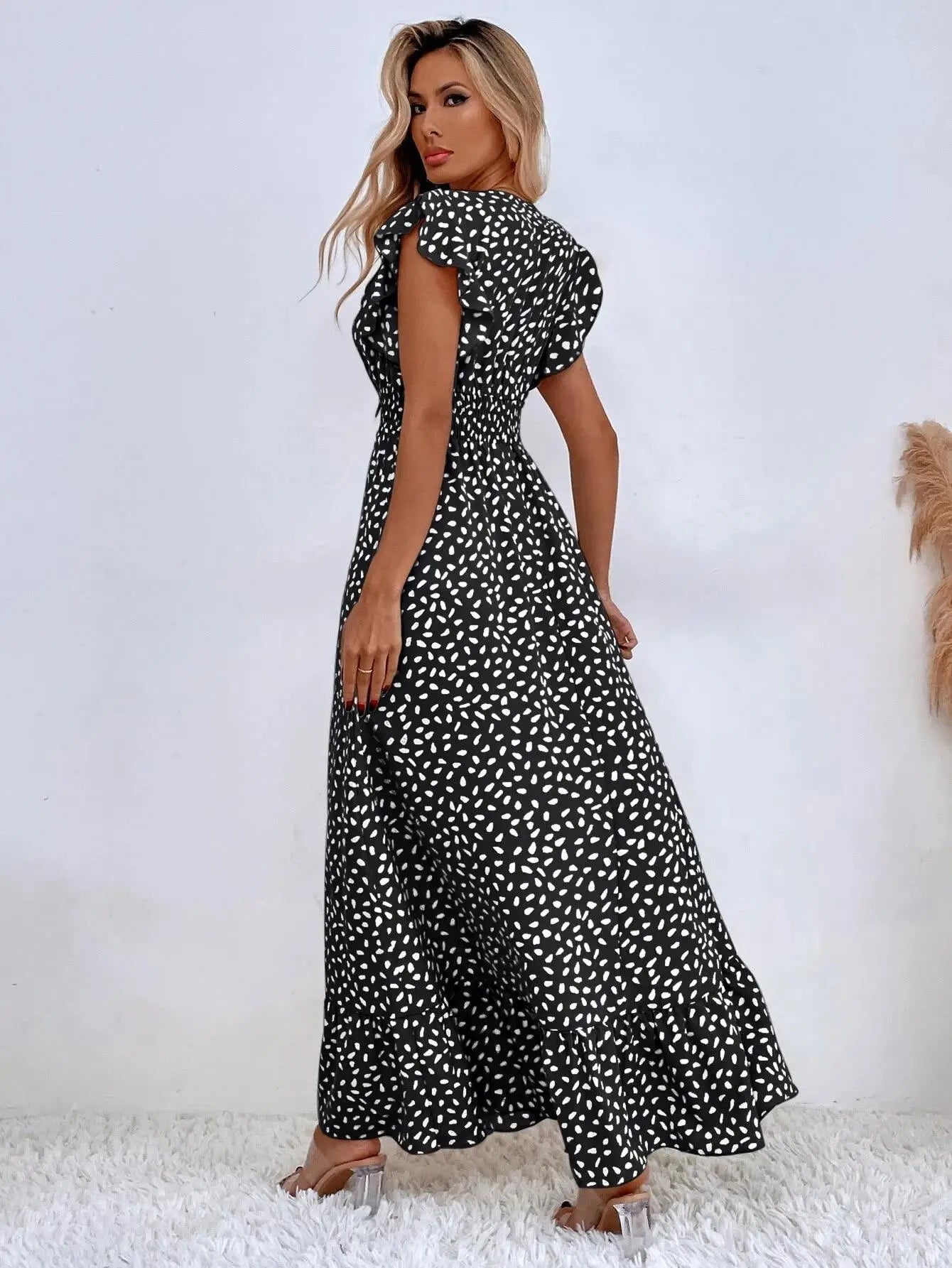 Elegant Trends: European & American Women's V-Neck Waist Long Dress for Spring/Summer 2024